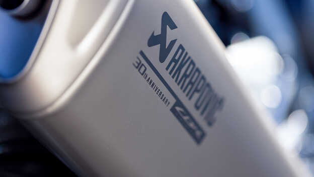 Közelkép a Honda CBR1000RR-R Fireblade gravírozott Akrapovič kipufogódobjáról