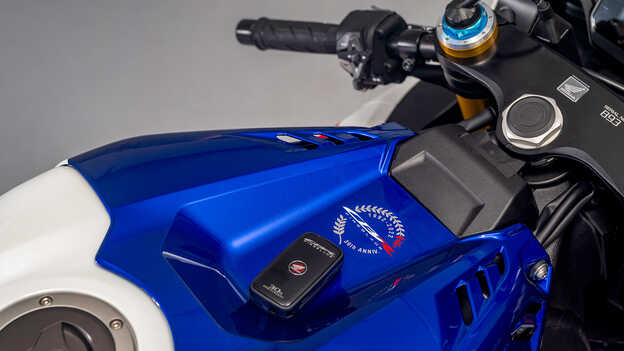 Honda CBR1000RR-R Fireblade intelligens kulcs és a 30. évforduló emblémája