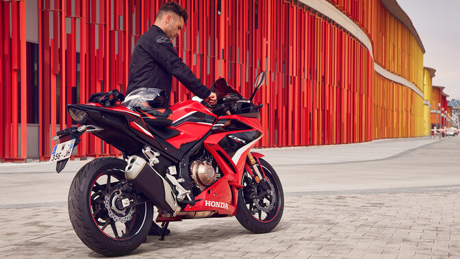 Honda CBR500R – hátulról, álló helyzetben készült háromnegyedes felvétel, motorossal