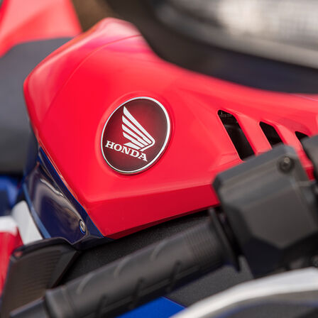 Honda CBR1000RR-R – szárnyas logó az üzemanyagtartályon