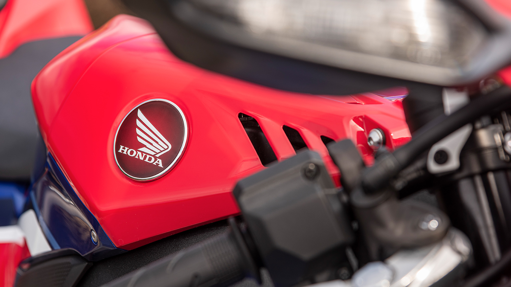 Honda CBR1000RR-R – szárnyas logó az üzemanyagtartályon