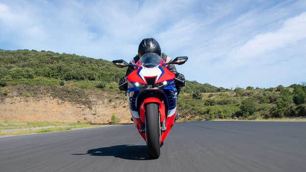 Honda CBR1000RR-R Fireblade HRC ram-air légbeömlővel és légterelő szárnyakkal