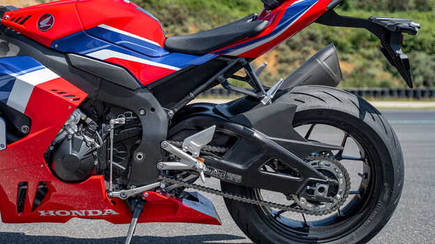 Honda CBR1000RR-R Fireblade az RCV213V-S versenymotornál is alkalmazott alumínium lengővillával