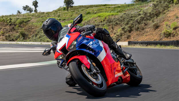 Honda CBR1000RR-R Fireblade továbbfejlesztett elektronikus teljesítménycsomaggal