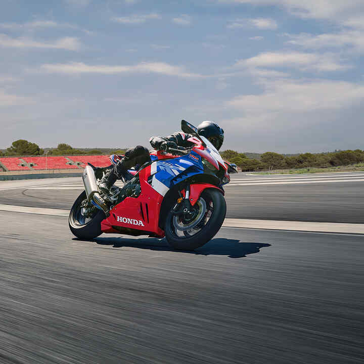 Honda CBR1000RR-R Fireblade magas fordulatszámú, soros négyhengeres motorral