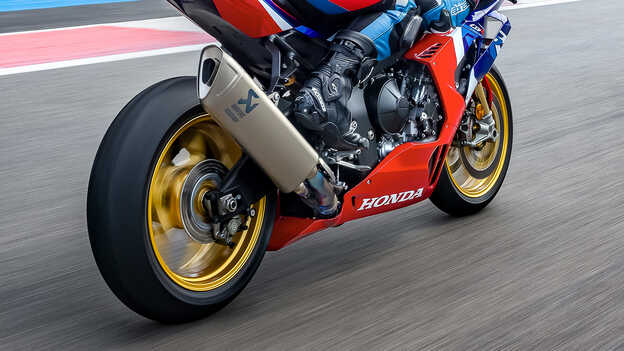 Honda CBR1000RR-R Fireblade SP nagy hatékonyságú Akrapovic titán kipufogódob és új kipufogókialakítással