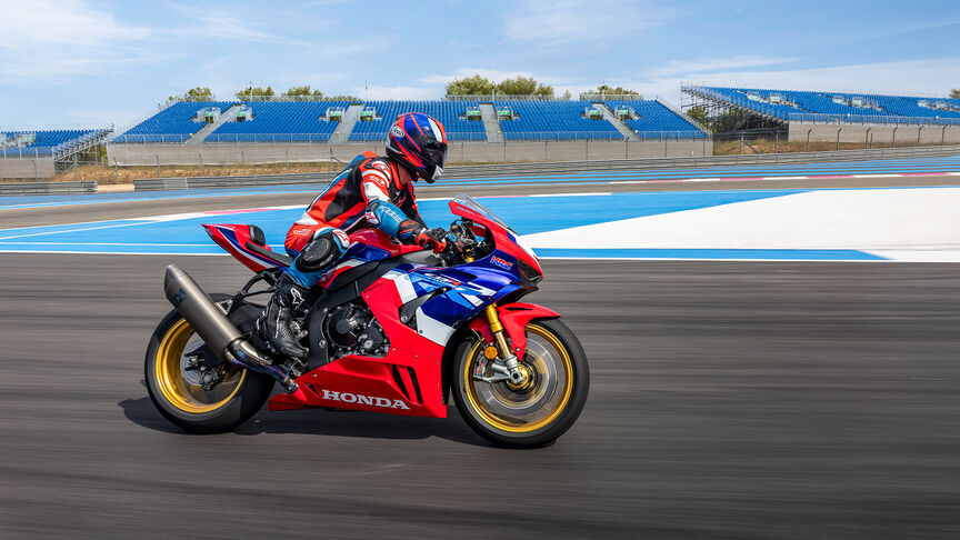 Honda CBR1000RR-R Fireblade SP magas fordulatszámú, soros négyhengeres, félbütykös motorral
