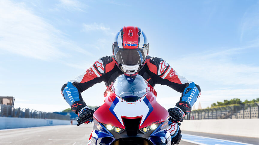 Honda CBR1000RR-R Fireblade SP magas fordulatszámú, soros négyhengeres, félbütykös motorral