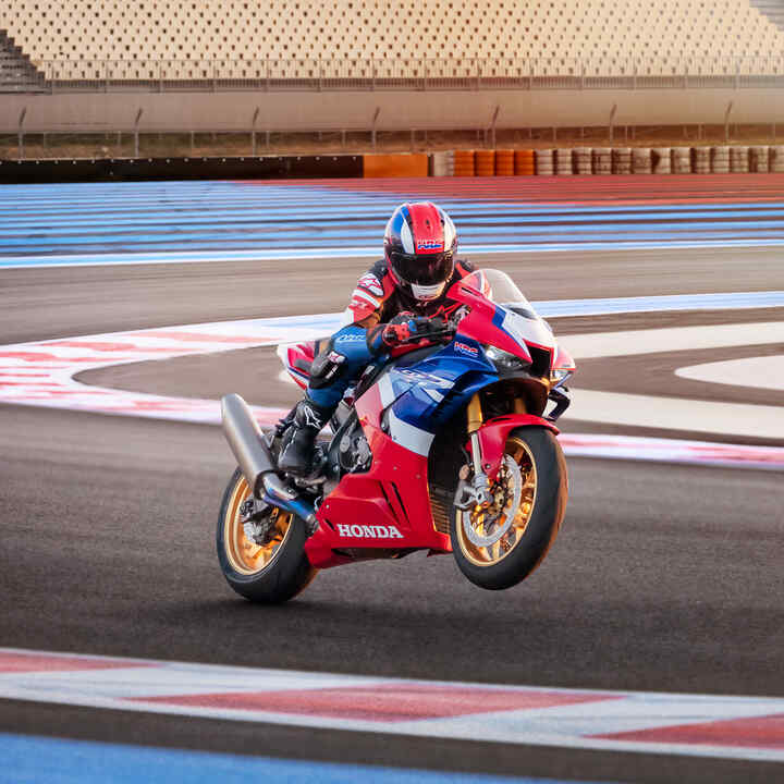 Honda CBR1000RR-R Fireblade SP intelligens elektronikus vezérlésű felfüggesztéssel