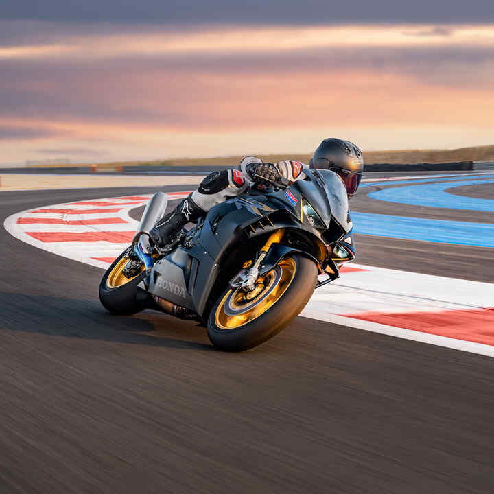 Honda CBR1000RR-R Fireblade SP kiemelkedő tapadást biztosító alvázzal és elektronikával