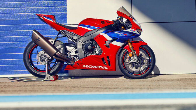 CBR1000rr-rr Fireblade – oldalról készült állókép.