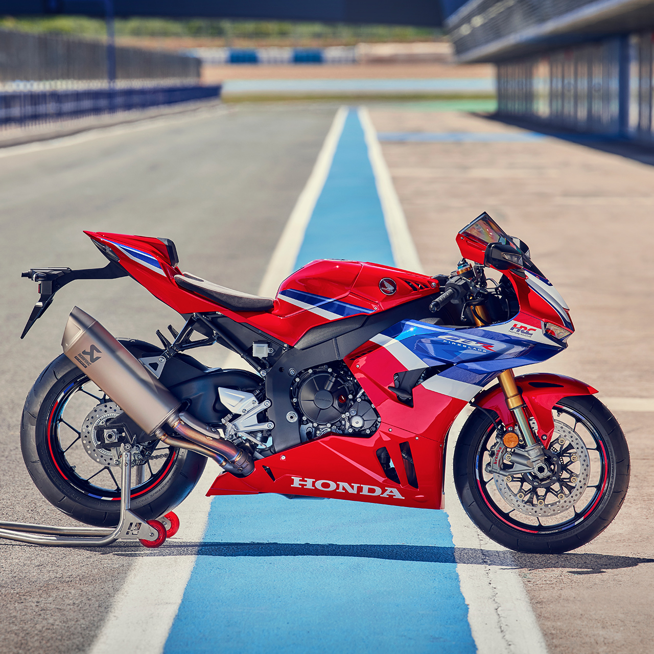 CBR600rr – oldalnézetű Honda CBR1000rr-r Fireblade a versenypályán. 