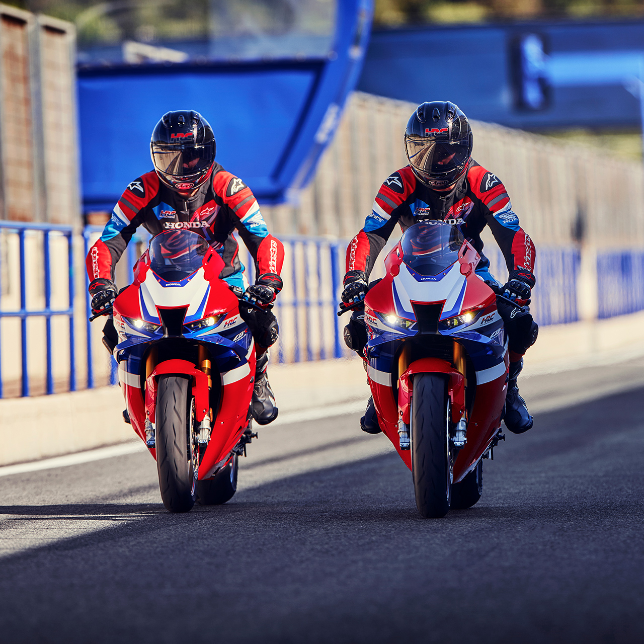 Két motoros egymás mellett a Honda CBR1000rr-r Fireblade-en a versenypályán. 