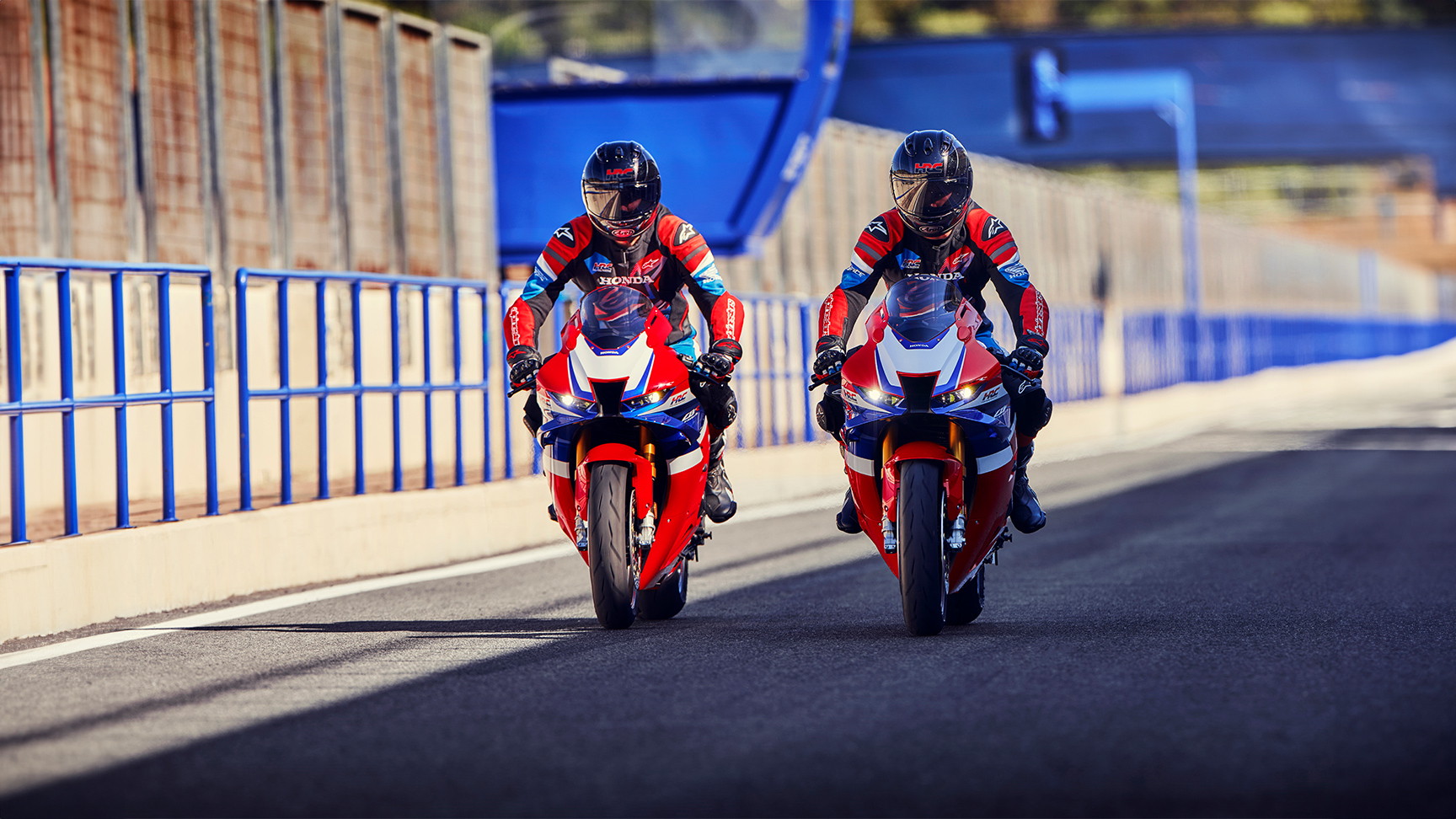Két motoros egymás mellett a Honda CBR1000rr-r Fireblade-en a versenypályán. 