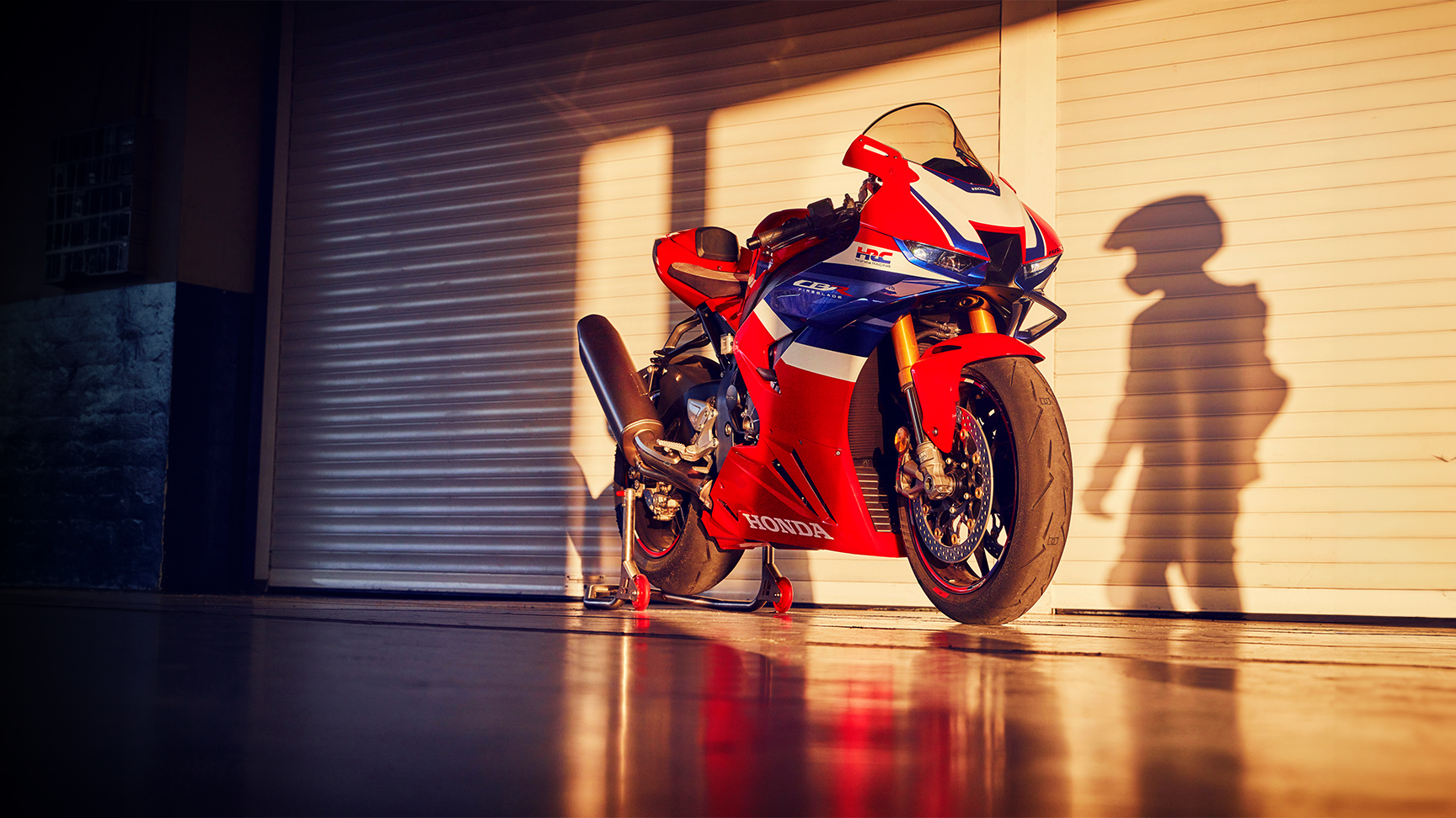 Honda CBR1100rr-r Fireblade egy garázsban.