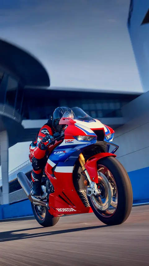 Motoros egy CBR1000rr-r Fireblade modellen, versenypályán.