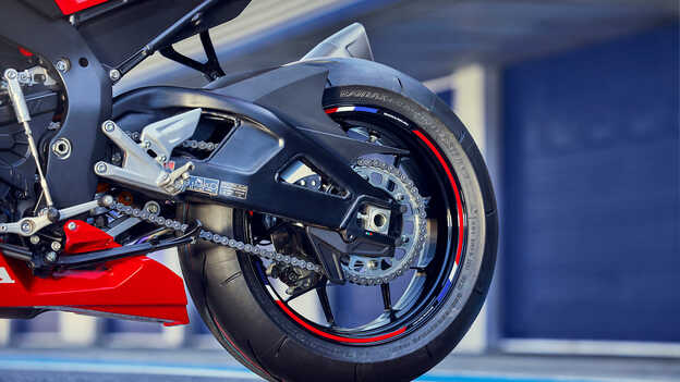 Honda CBR1000rr-r Fireblade – hátulról készült felvétel a versenypályán, középpontban az Akrapovič titán kipufogódob.