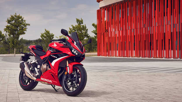 CBR500R Agresszív szupersport vonalvezetés és új grafikák