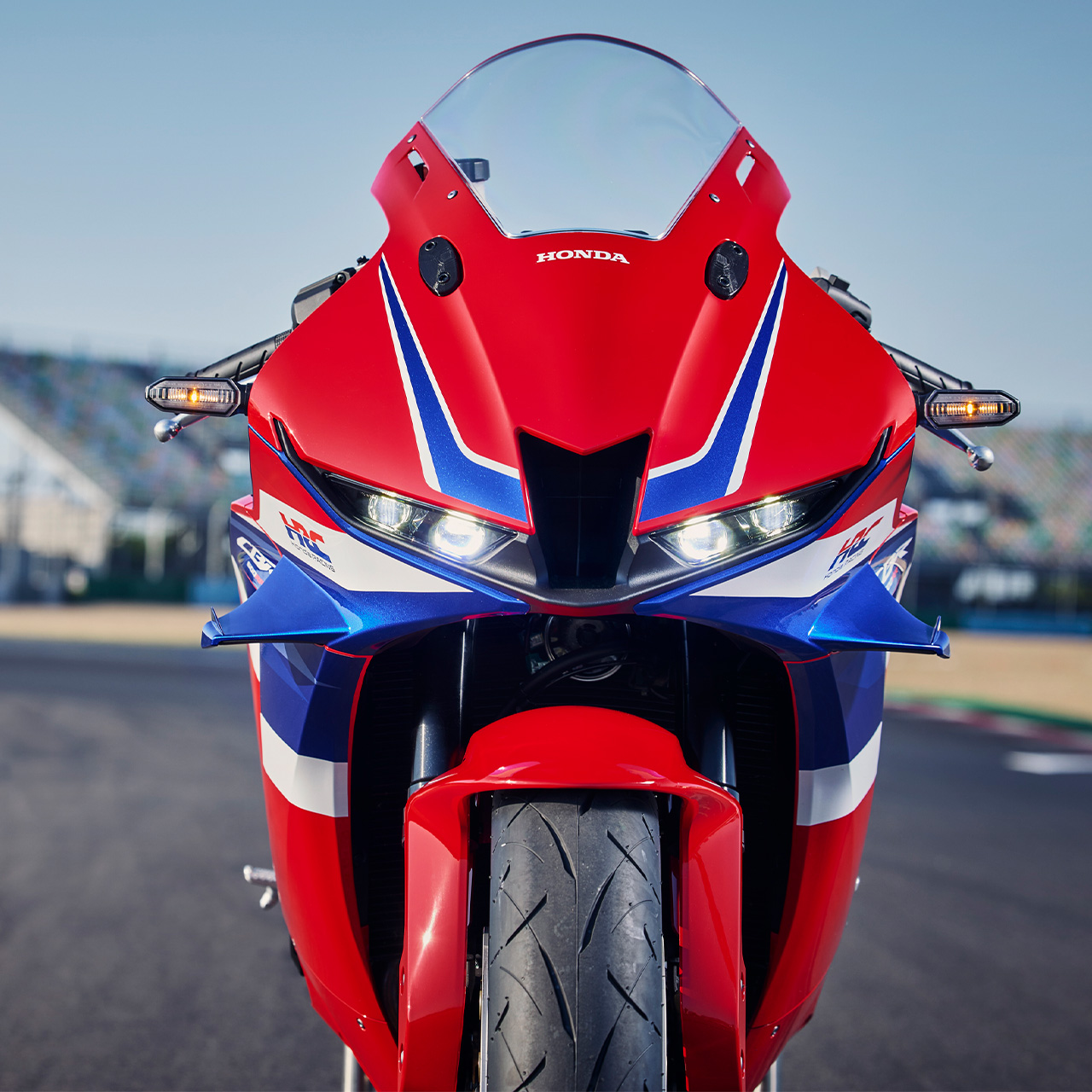 CBR600RR – közelkép a HRC emblémáról.