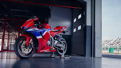 CBR600RR – elölről készült, háromnegyedes állókép a boxgarázsban.