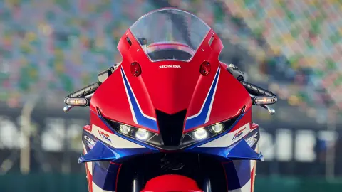 CBR600RR – közelkép a HRC emblémáról.