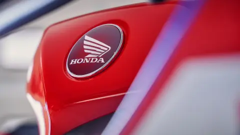 CBR600RR – közelkép a Honda embléma egy részéről