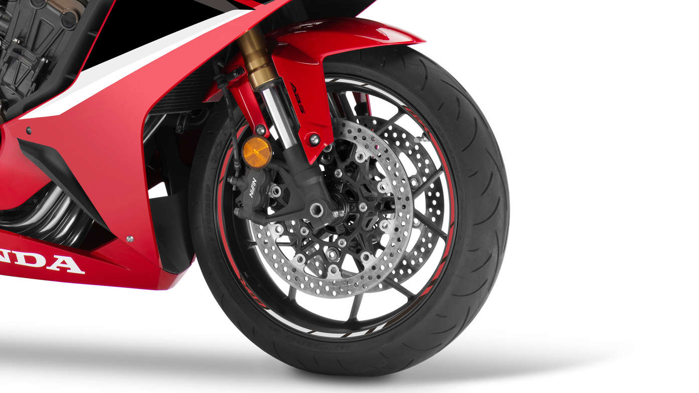 CBR650R, stúdiófelvétel, fókuszban a radiálisan rögzített nyergek