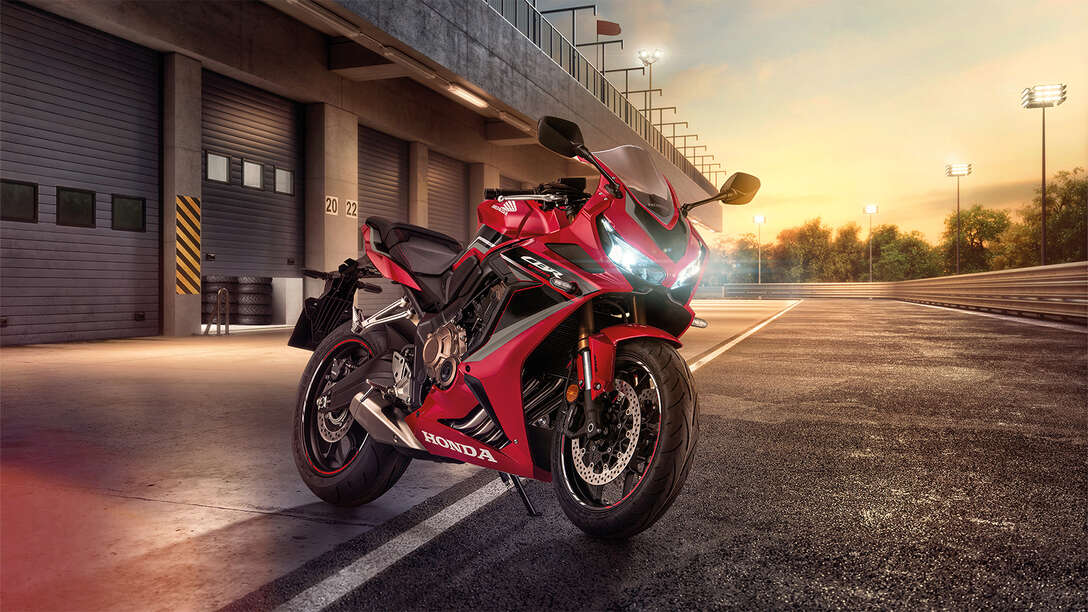 Háromnegyedes, elölről készült felvétel a Honda CBR650R jobb oldaláról stúdióban