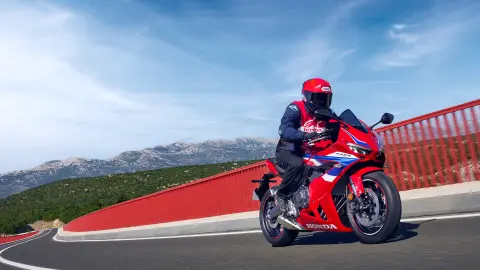 Honda CBR650R – oldalról készült felvétel a parkolót motorról, egy épület előtt. 