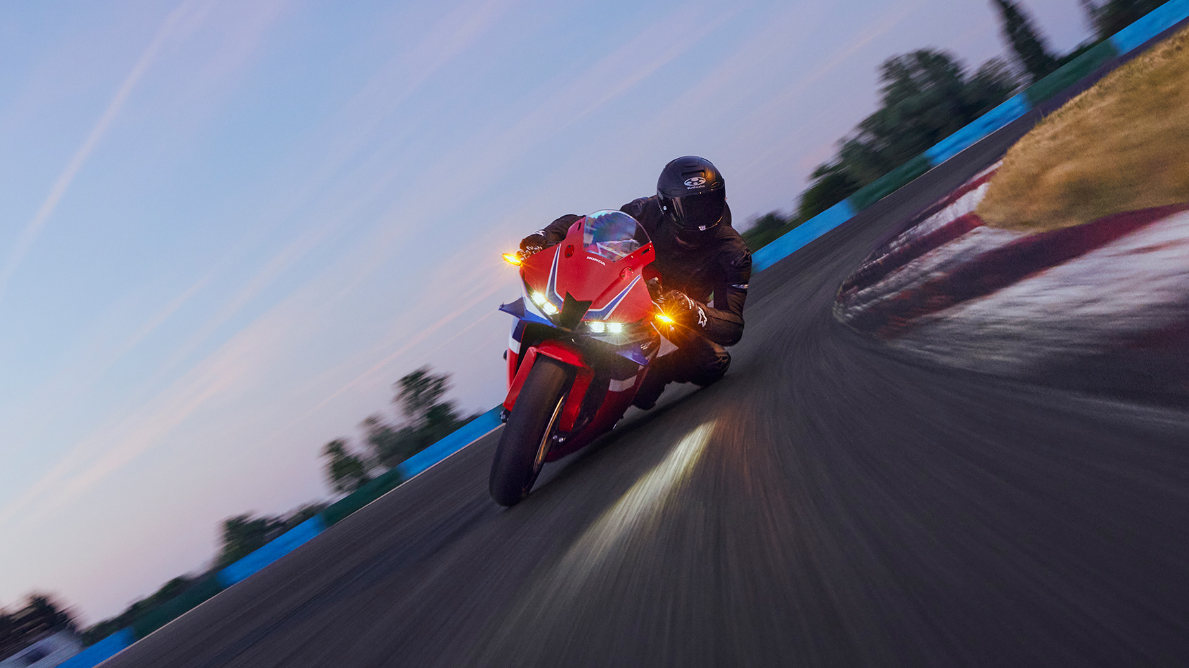 CBR600RR – pályán, motoros a kanyarban.