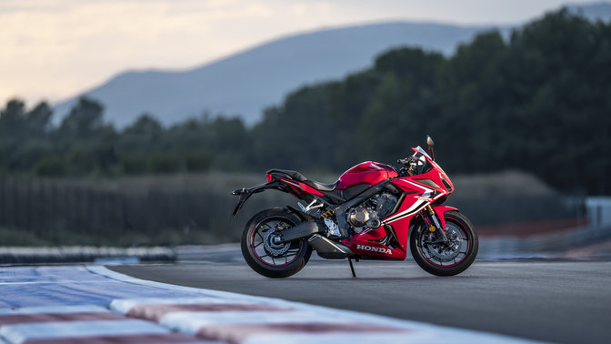 Honda CBR650R versenypályán.