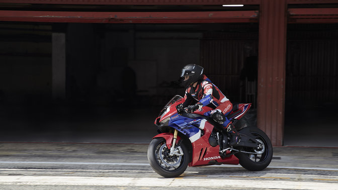 Honda CBR1000RR-R Fireblade SP versenypályán.