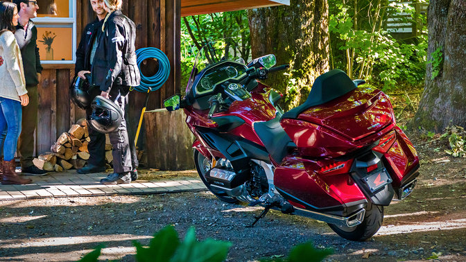 A Honda Gold Wing vidéki környezetben parkolva.
