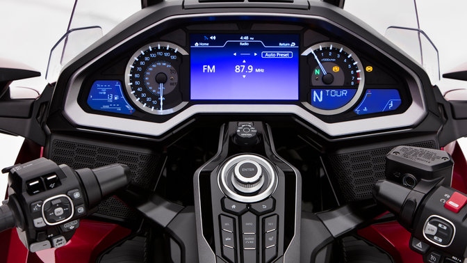 Közelkép a Honda Gold Wing műszerfaláról.