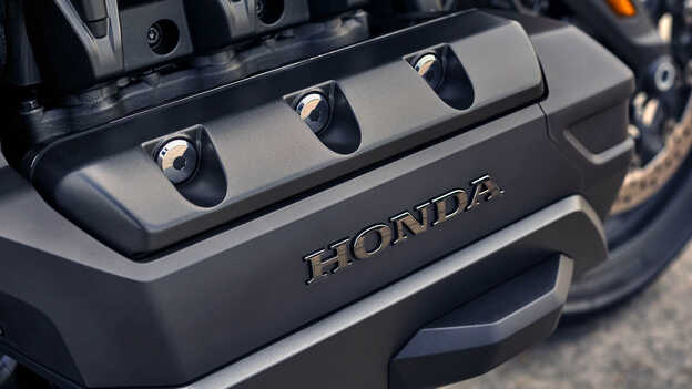 Honda GL1800 Gold Wing, 1833 köbcenti, 24 szelepes SOHC-vezérlésű hathengeres boxermotor