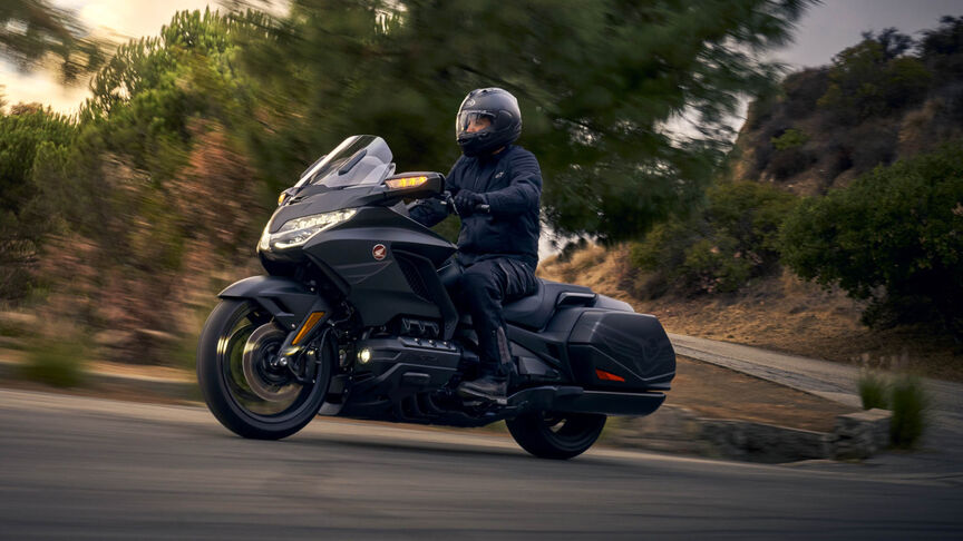 A Honda GL1800 Gold Wing oldalnézetből