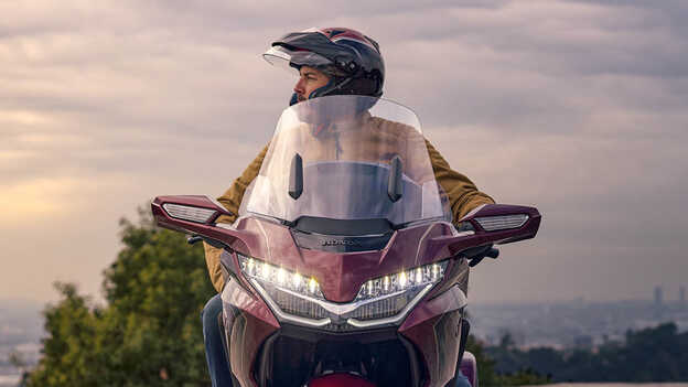 Honda GL1800 Gold Wing Tour, Nagyobb, elektromos működtetésű szélvédő