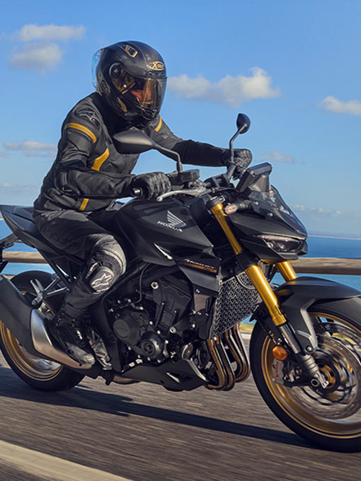 CB1000 Hornet SP tengerpari úton fotózva.