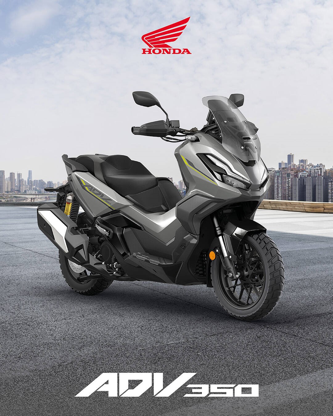 2026-os Pearl Falcon Grey ADV350 városi háttér előtt