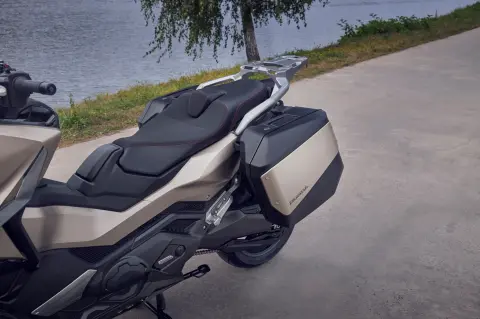 Honda Forza 750 oldaldoboz