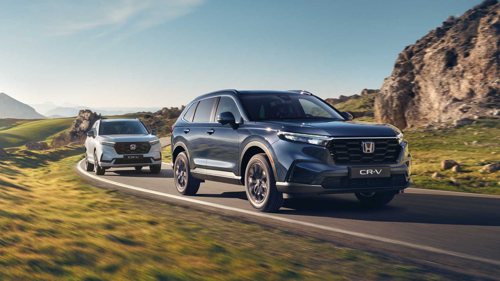 szürke színű plug-in cr-v parkol