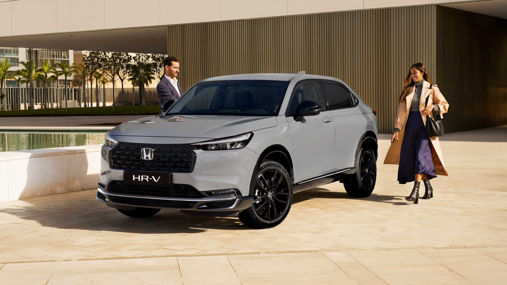 szürke hr-v parkol